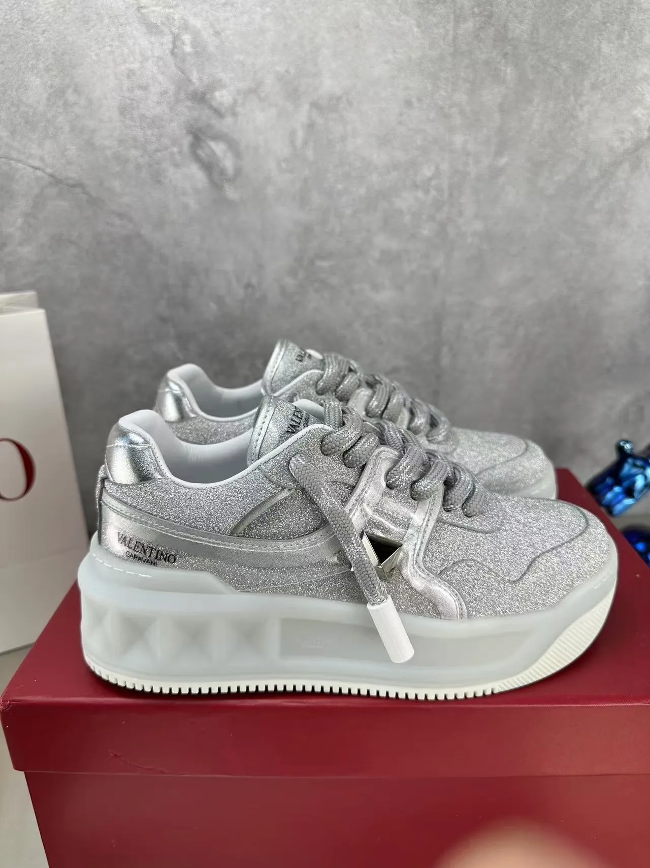 👟👟Ex-factory price 640👟👟 🔺Valentino🔺Valentino new casual shoes 2023 latest model hot style for catwalk couples, thick shoelaces, the same style as Elsa Hosk, Zhang Yixing, Guan Xiaotong and many other stars 🔥 Top version + lasting process, full oil edge on the upper. Fabric: Customized cowhide + cowhide lining with breathable mesh. Outsole: original molded TPU thickened outsole. Size for women is 35-40. Men’s size is 39-45.